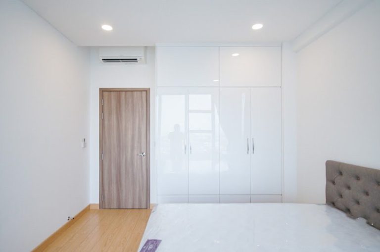 Cho thuê căn hộ Sunwah Pearl 2 phòng ngủ tầng 34, tiện ích đa dạng.