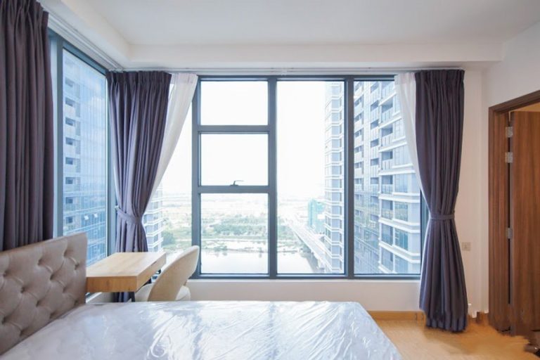 Cho thuê căn hộ Sunwah Pearl 2 phòng ngủ tầng 34, tiện ích đa dạng.